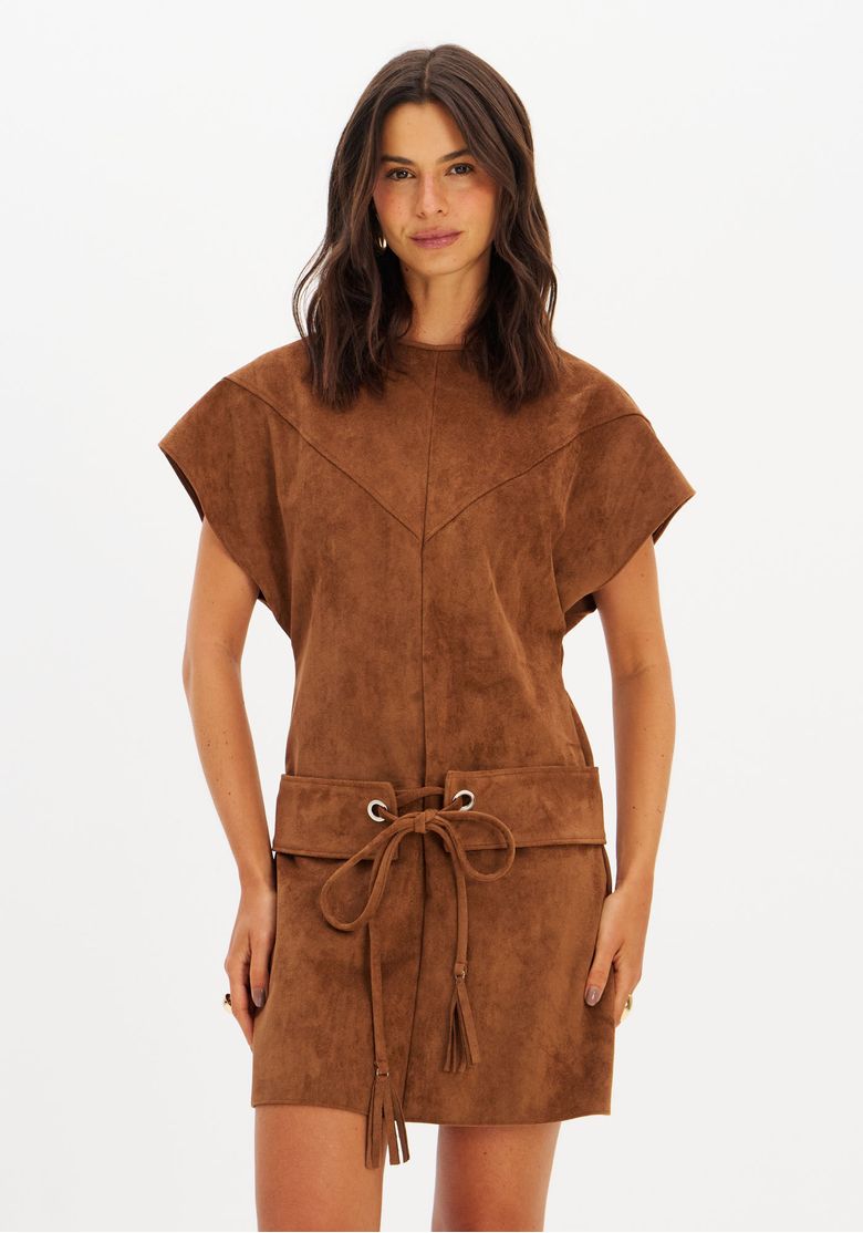 Vestido-suede-curto-marrom-detalhe-frontal-do-cinto-com-ilhos-e-amarracao-recortes-e-textura-do-tecido