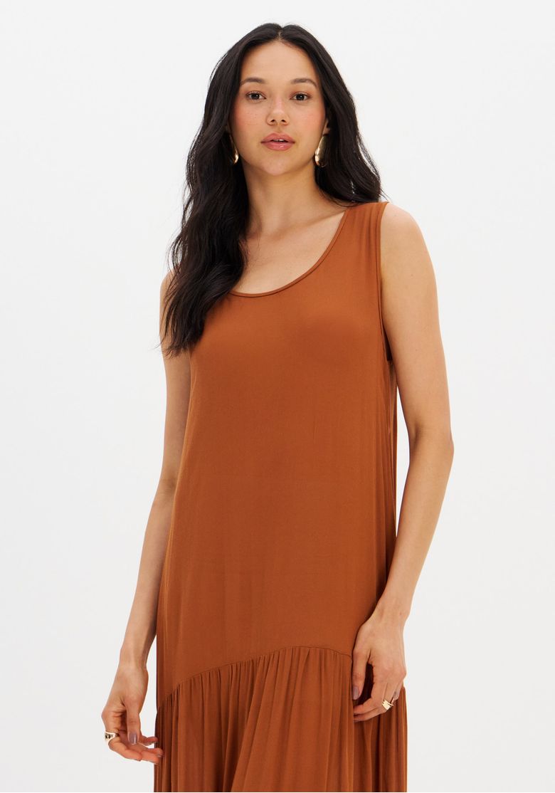 Close-up do decote U do vestido super midi marrom.