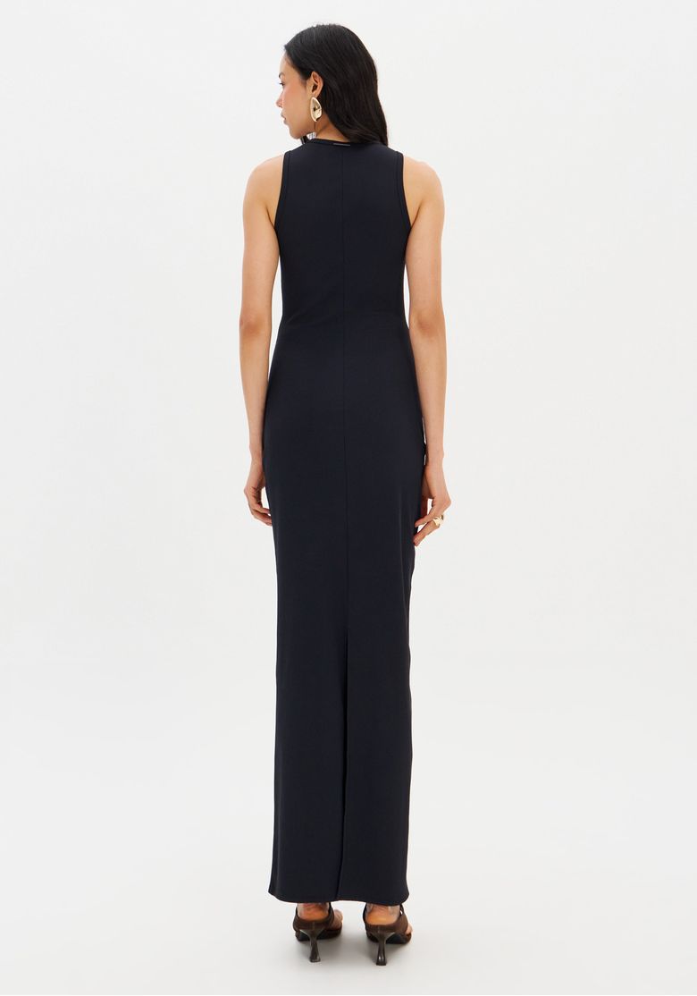 Vista traseira do vestido super midi canelado preto com costura central e fenda reta na barra