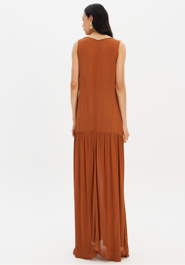 Vista traseira do vestido super midi marrom com modelagem fluida.