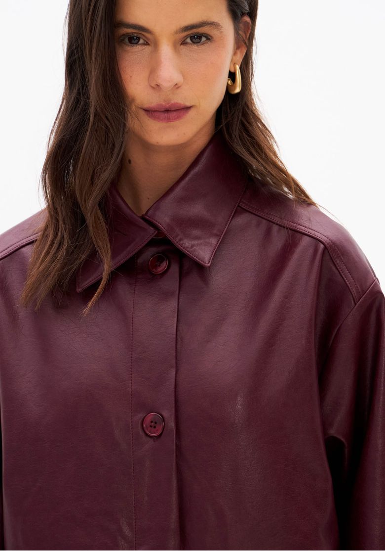 Modelo-vestindo-o-casaco-oversized-bordo-com-calca-combinando.