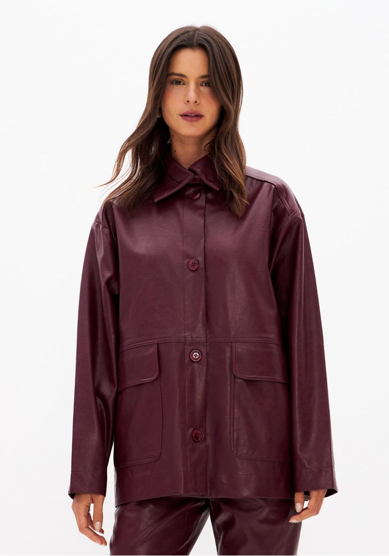 Vista-traseira-do-casaco-oversized-bordo-mostrando-o-acabamento-em-PU.