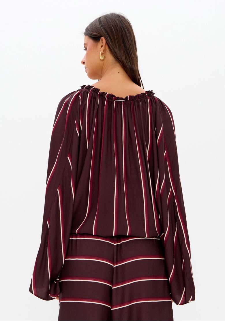 Vista traseira da blusa ampla com estampa listrada.