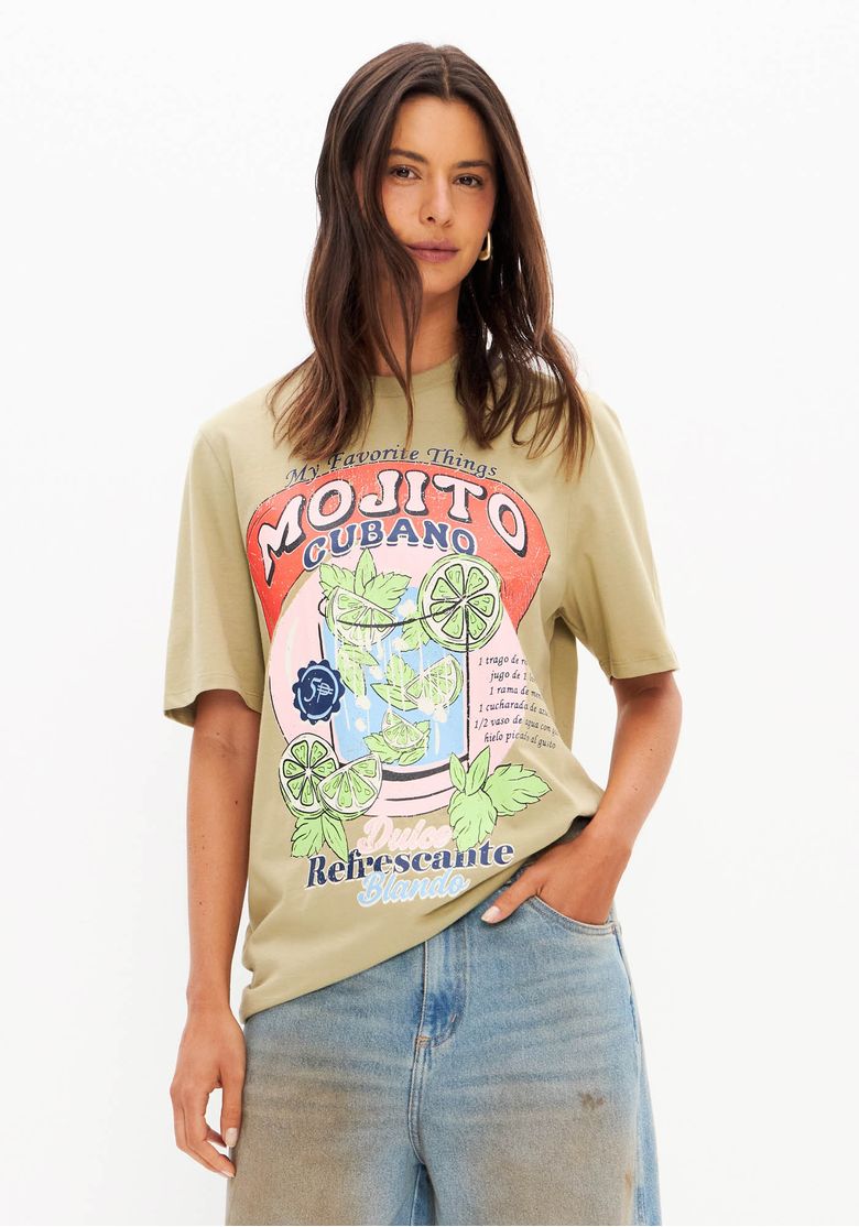 Modelo feminino veste camiseta oversized alongada marrom com estampa frontal 'Mojito Cubano', vista frontal, malha leve 100% algodão, decote redondo e mangas curtas