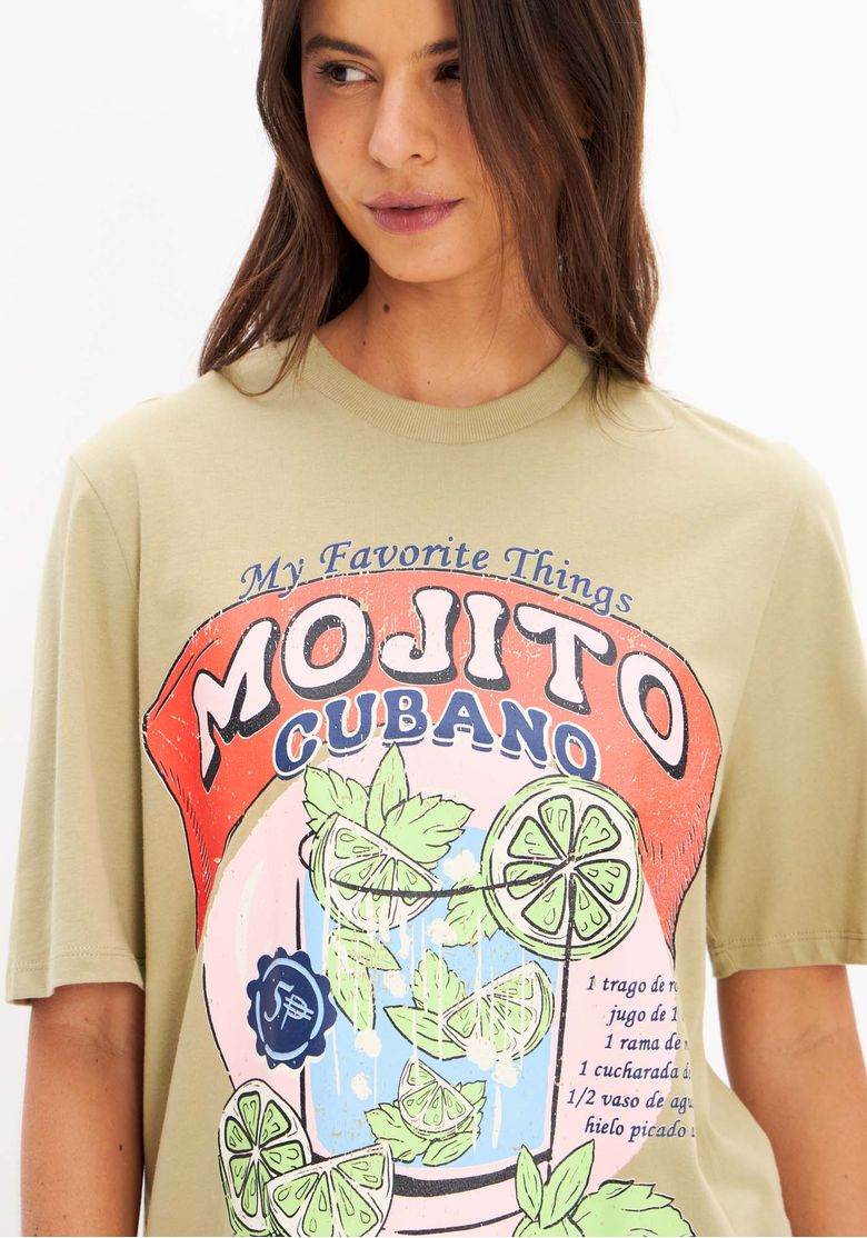 Visão completa frontal da camiseta oversized marrom com estampa de drink mojito, mostrando comprimento alongado e caimento solto combinado com calça jeans clara