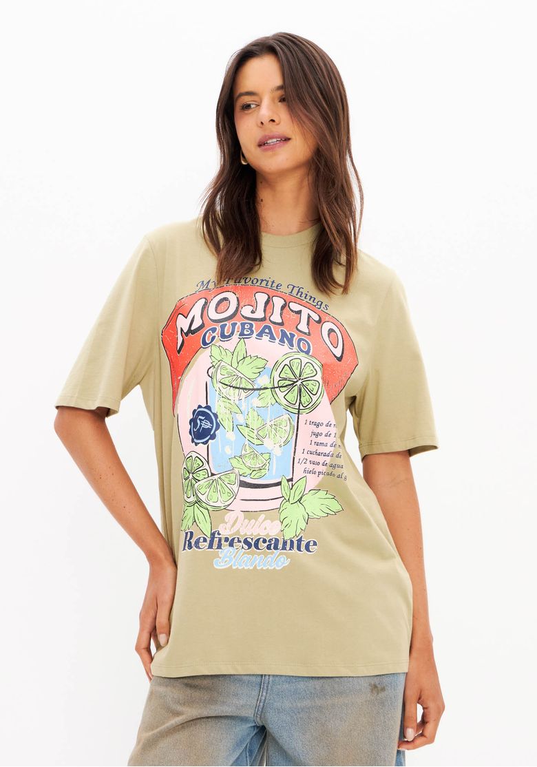 Close-up da estampa 'Mojito Cubano' na camiseta marrom, detalhando tipografia e ilustrações de limão e hortelã sobre malha leve