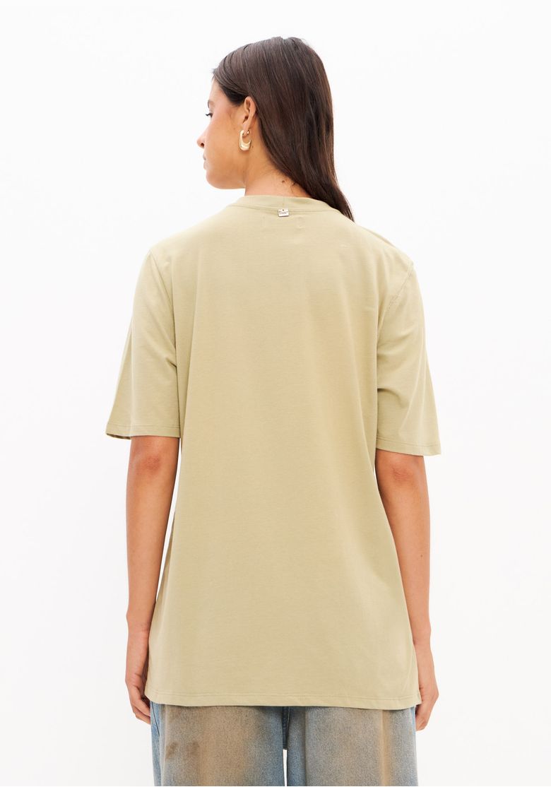 Costas da camiseta oversized alongada marrom, mostrando barra reta e modelagem solta em malha 100% algodão