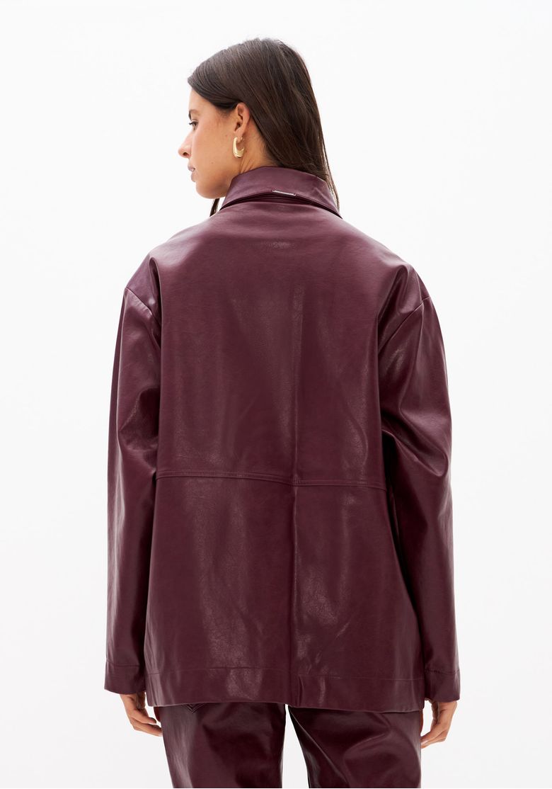 Vista-traseira-do-casaco-oversized-de-PU-bordo-com-acabamento-liso.