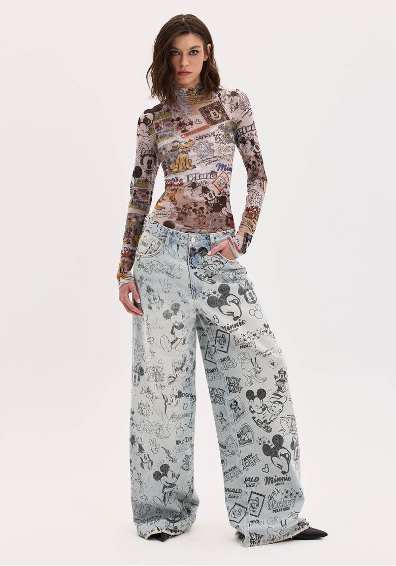 Costas da blusa tule estampada com pequena abertura na nuca e fechamento por dois botões, detalhe do print Disney