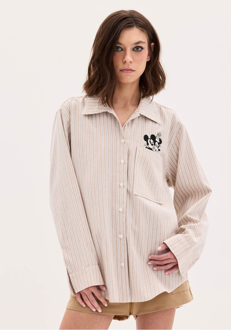 Detalhe frontal da camisa feminina Disney com listras bege e bordado do Mickey.