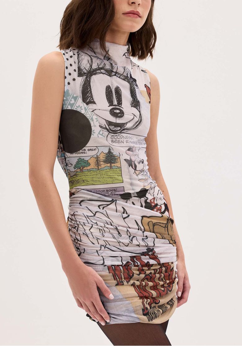 Vista lateral do vestido curto de tule com estampa do Mickey e amigos.