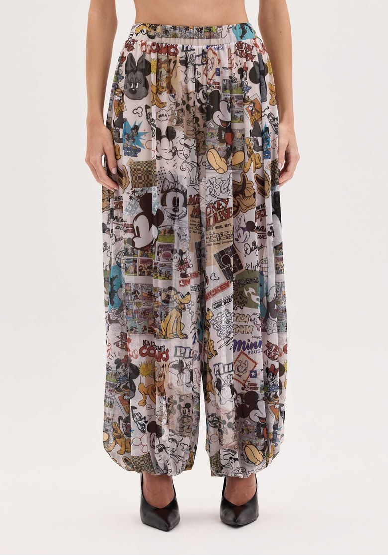 Vista traseira da calça aladim em tule com estampa Mickey e Amigos, cós elástico e barra ajustada, modelo de costas em fundo branco