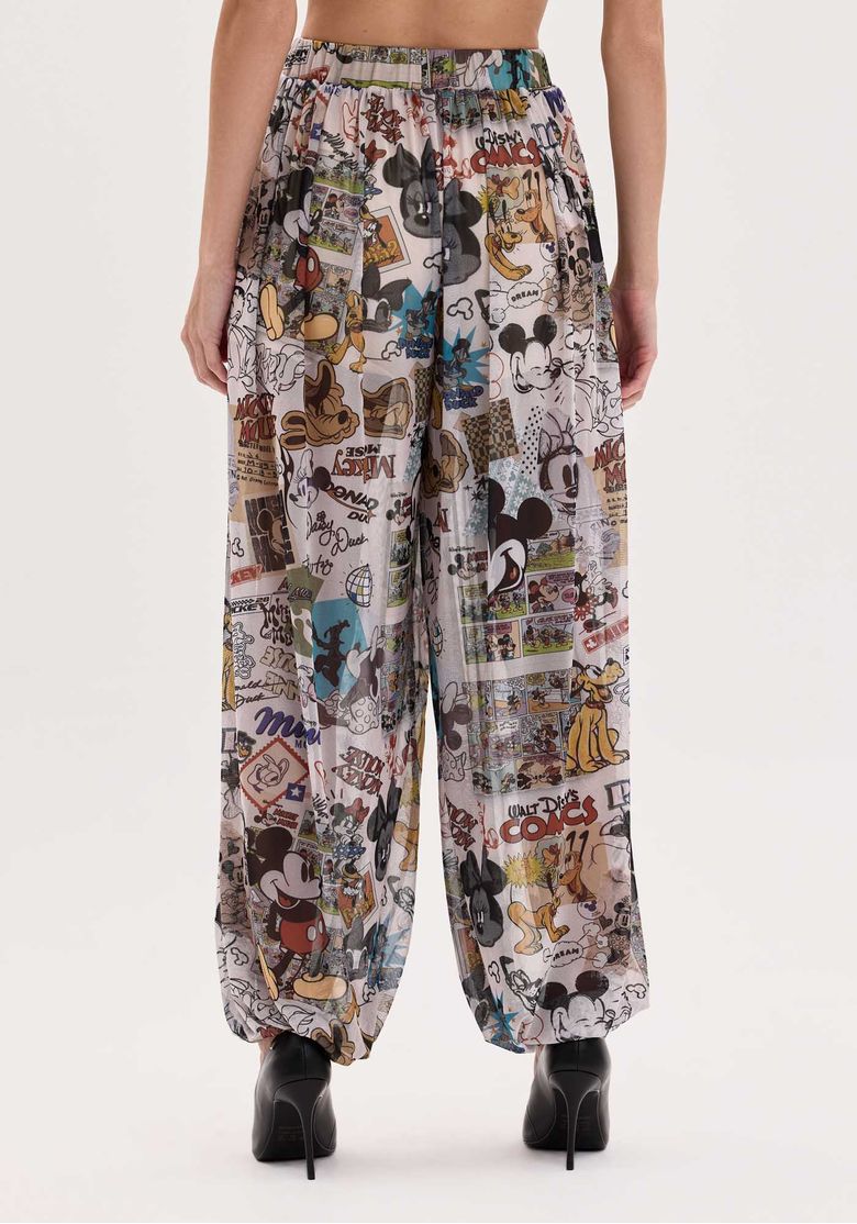 Look frontal com modelo usando top tomara-que-caia e calça aladim de tule estampada Mickey e Amigos em fundo branco, visual completo