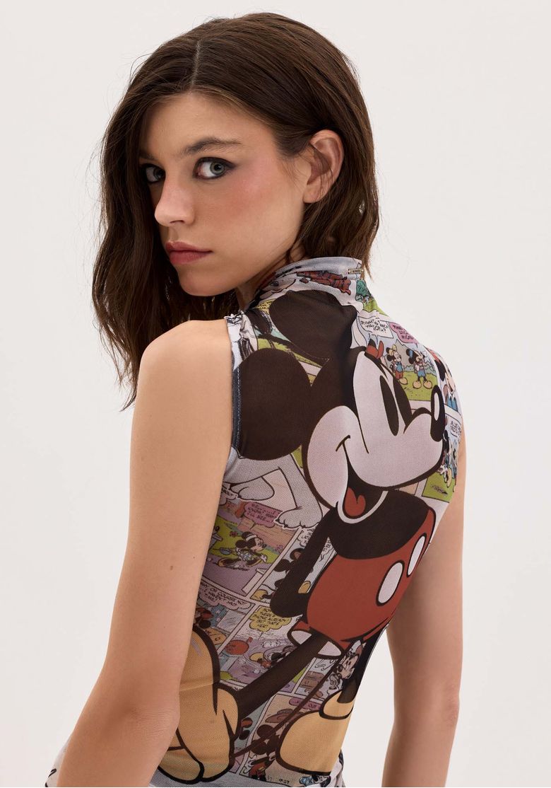 Detalhe da estampa do vestido curto de tule com Mickey e amigos.