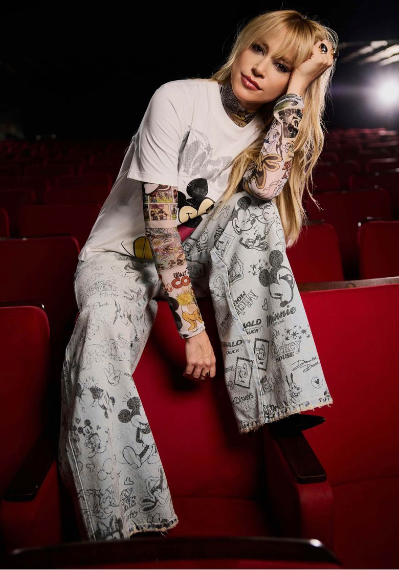 Close no detalhe da gola alta e abertura com botões nas costas da blusa tule estampada Mickey e Amigos