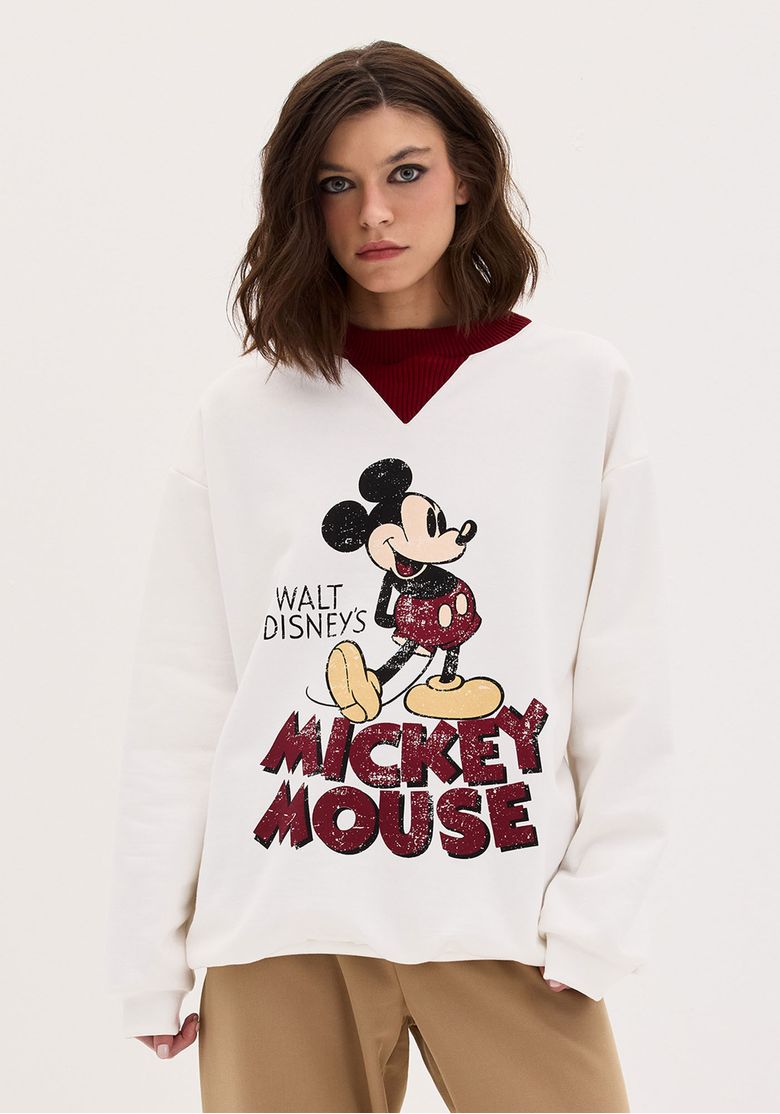 Moletom oversized feminino branco com estampa Mickey Mouse vista frontal, gola redonda com detalhe vinho e acabamento em V - moletom Disney malha pesada