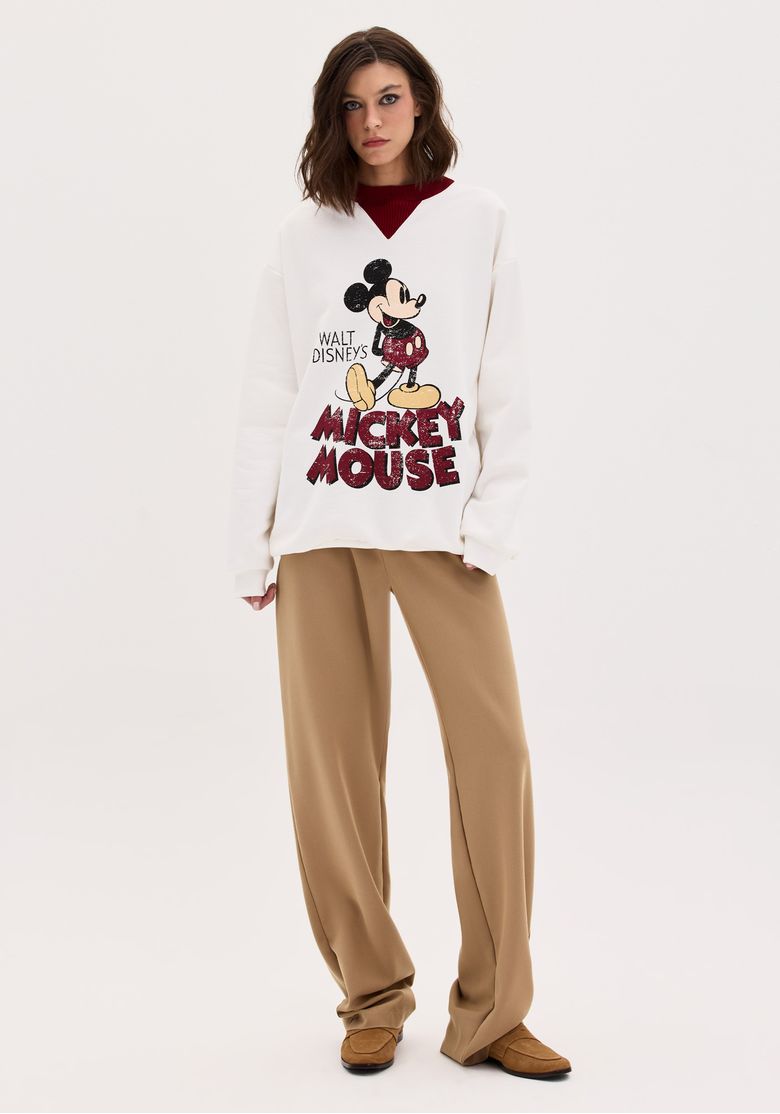 Look completo com moletom oversized branco Mickey e calça pantalona bege, visual comfy urbano e descolado