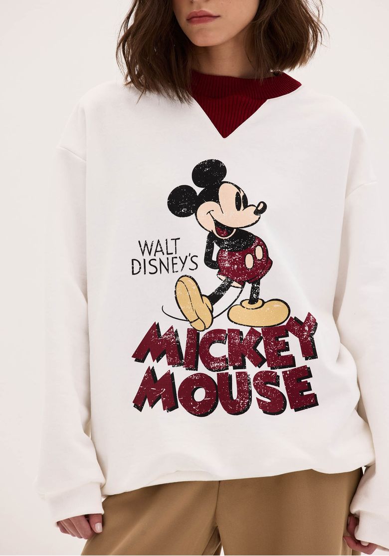 Close na estampa frontal do moletom Disney mostrando Mickey Mouse e lettering 'MICKEY MOUSE' em vermelho com efeito vintage