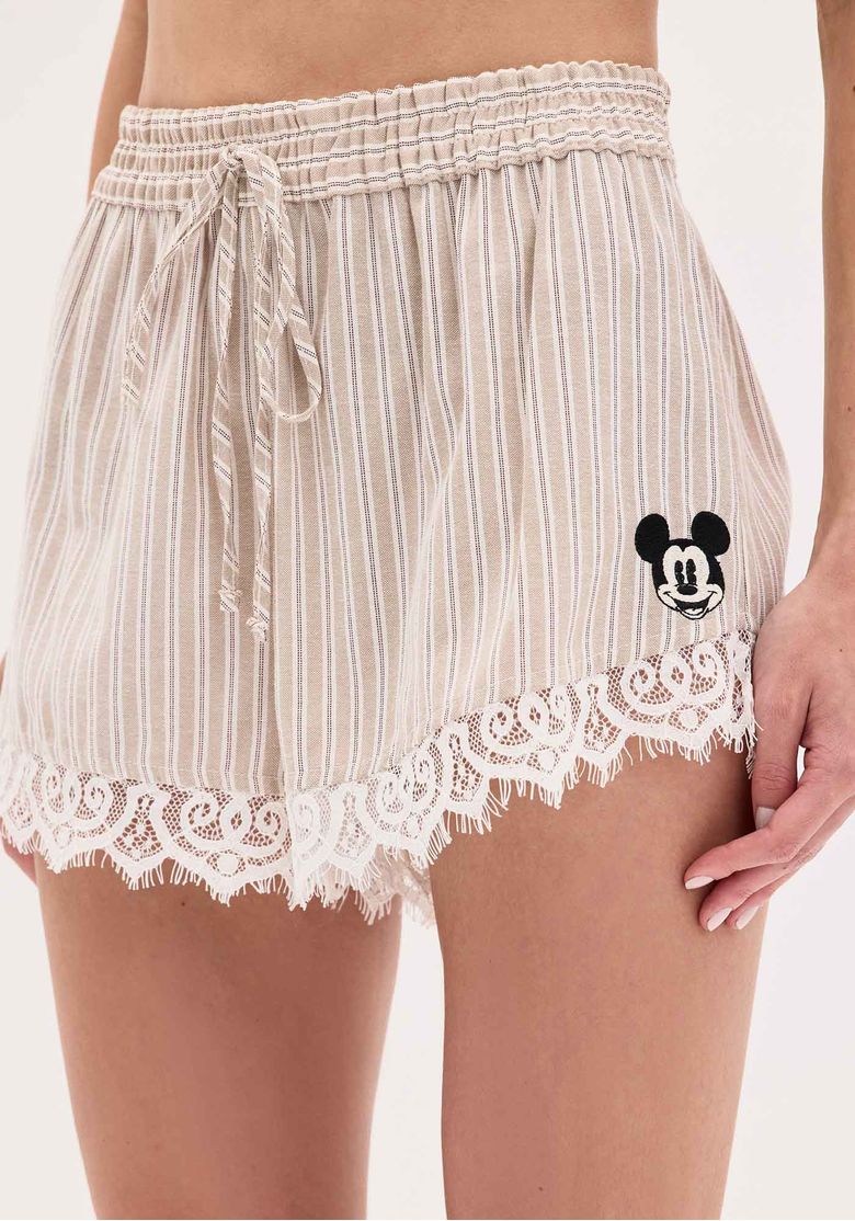 Detalhe do bordado do Mickey Mouse no short boxer listrado.