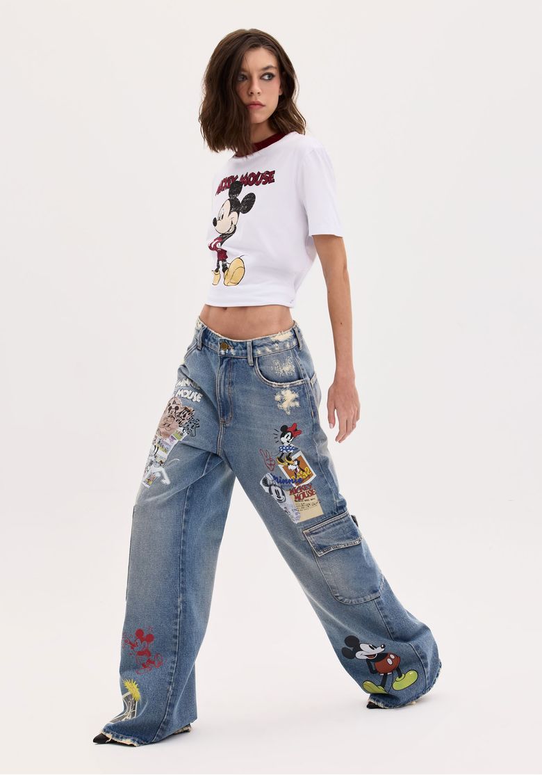 Vista lateral da camiseta Baby Look Mickey Mouse, destacando a modelagem regular.