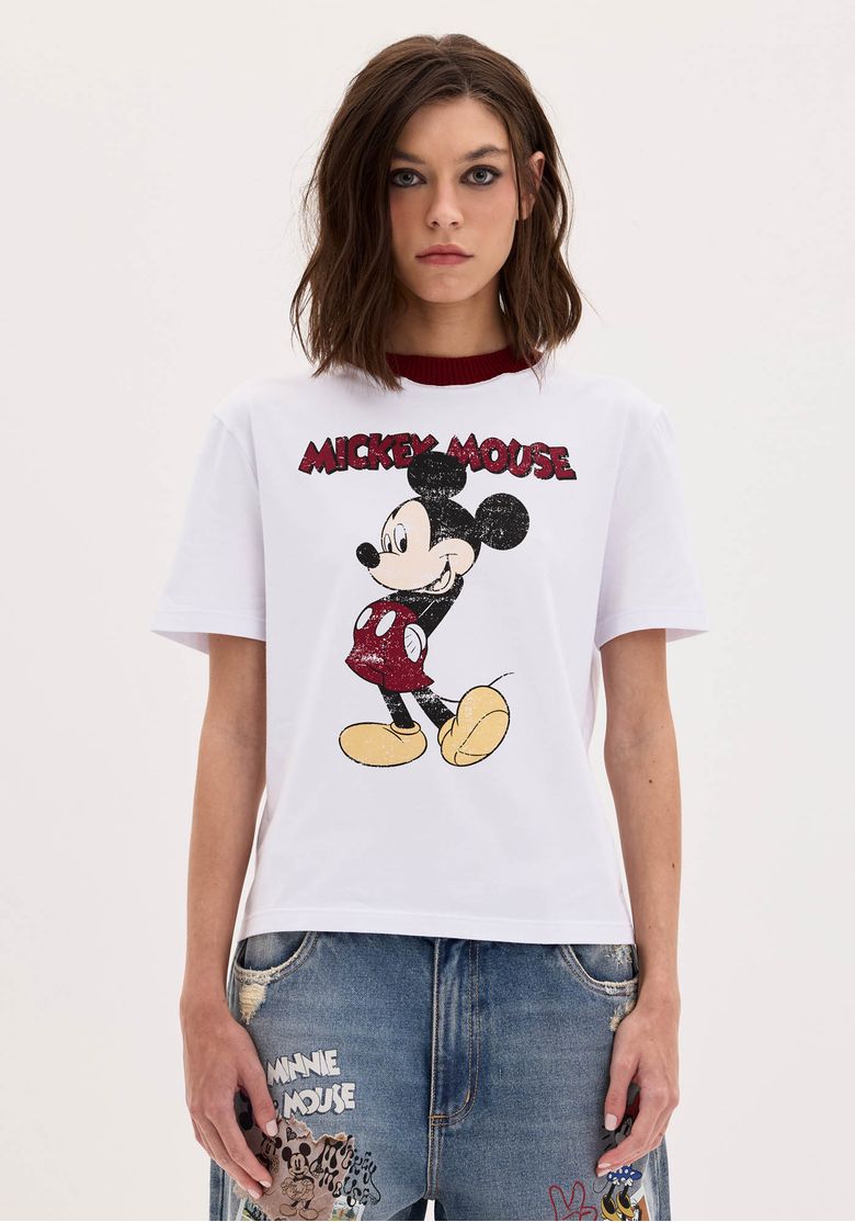 Detalhe da estampa frontal do Mickey Mouse na camiseta Baby Look.
