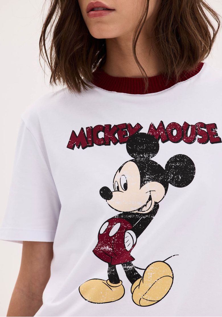 Vista frontal completa da camiseta Baby Look Mickey Mouse com jeans.