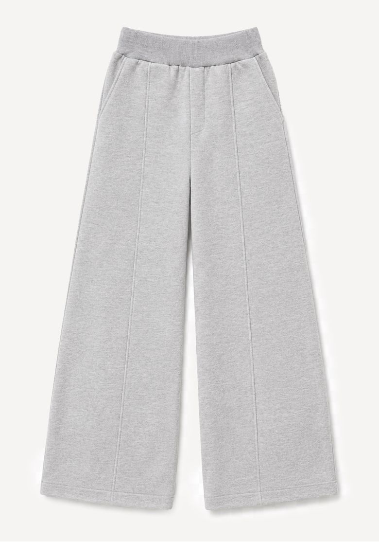 Flat lay da calça reta de moletom cinza isolada em fundo claro, mostrando recortes e costuras