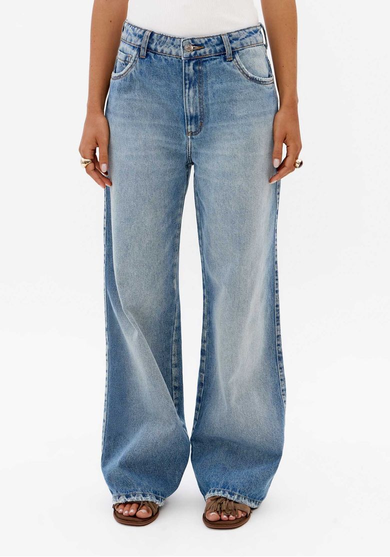 Close frontal de calça jeans feminina azul clara full length com cintura média, bolsos frontais e modelagem wide leg