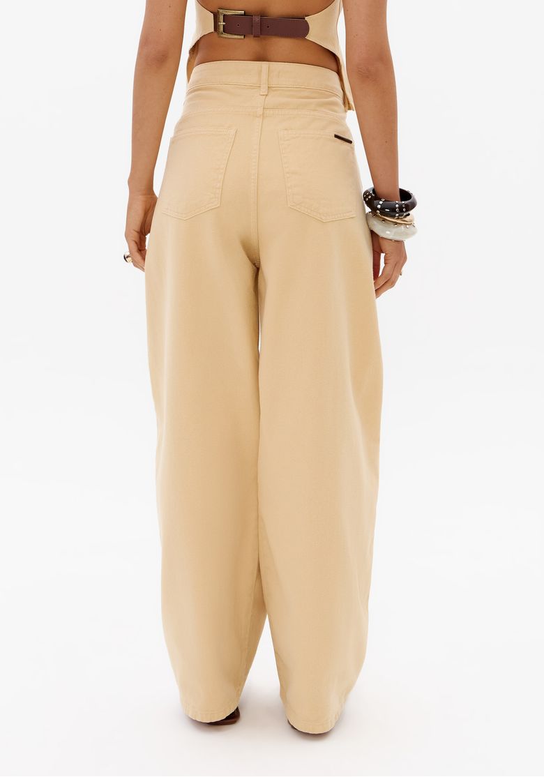 Vista traseira da calça sarja super baggy feminina amarelo claro com bolsos traseiros chapados e modelagem ampla
