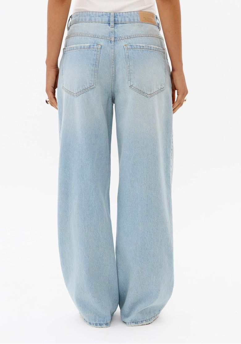 Vista traseira de calça jeans feminina azul clara com modelagem reta, comprimento longo e bolsos traseiros funcionais