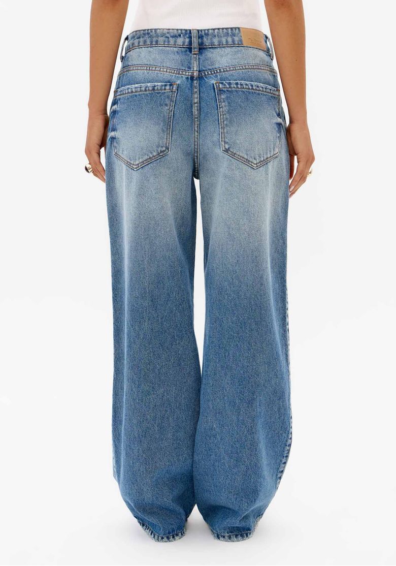 Vista traseira de calça jeans feminina azul full length com pernas amplas, bolsos traseiros e lavagem estonada