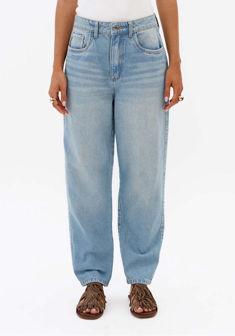 Close frontal da calça jeans mom cintura alta azul-clara com bolsos funcionais e modelagem confortável