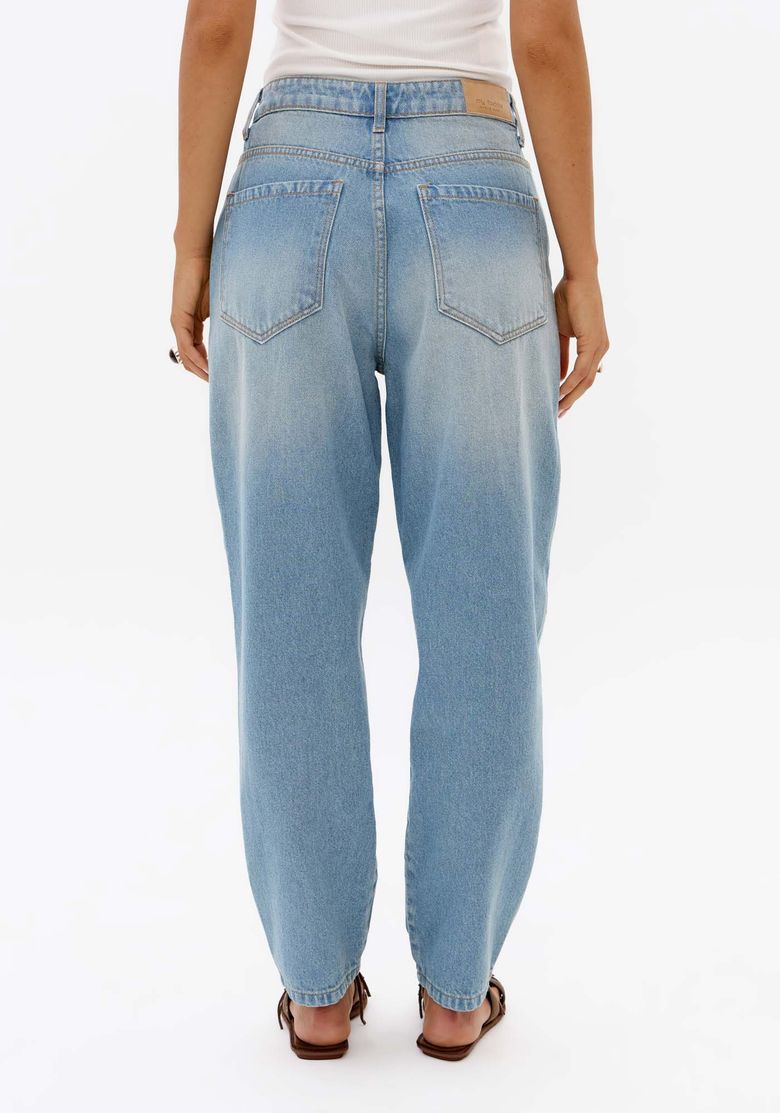 Vista traseira da calça jeans mom feminina azul-clara com bolsos traseiros e caimento afunilado