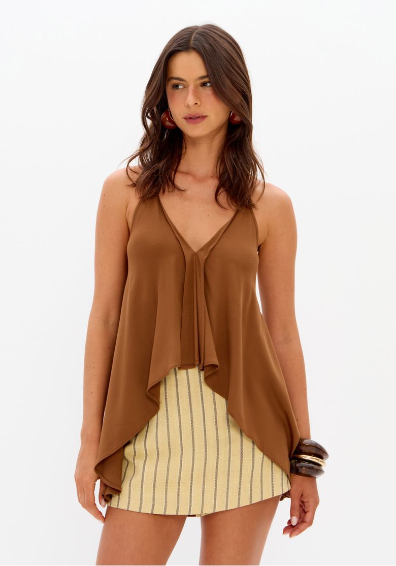 Blusa frente única marrom de crepe com decote em V profundo e barra assimétrica em foto frontal aproximada