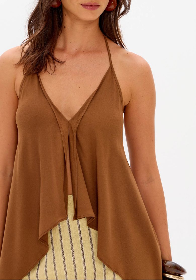 Detalhe da blusa marrom frente única com alças finas, decote em V e caimento fluido em tecido leve