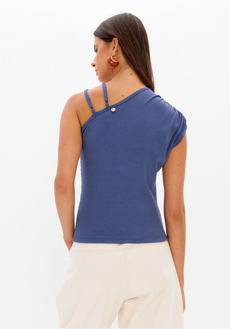 Vista traseira da blusa canelada azul ombro único feminina com alça dupla assimétrica e caimento ajustado