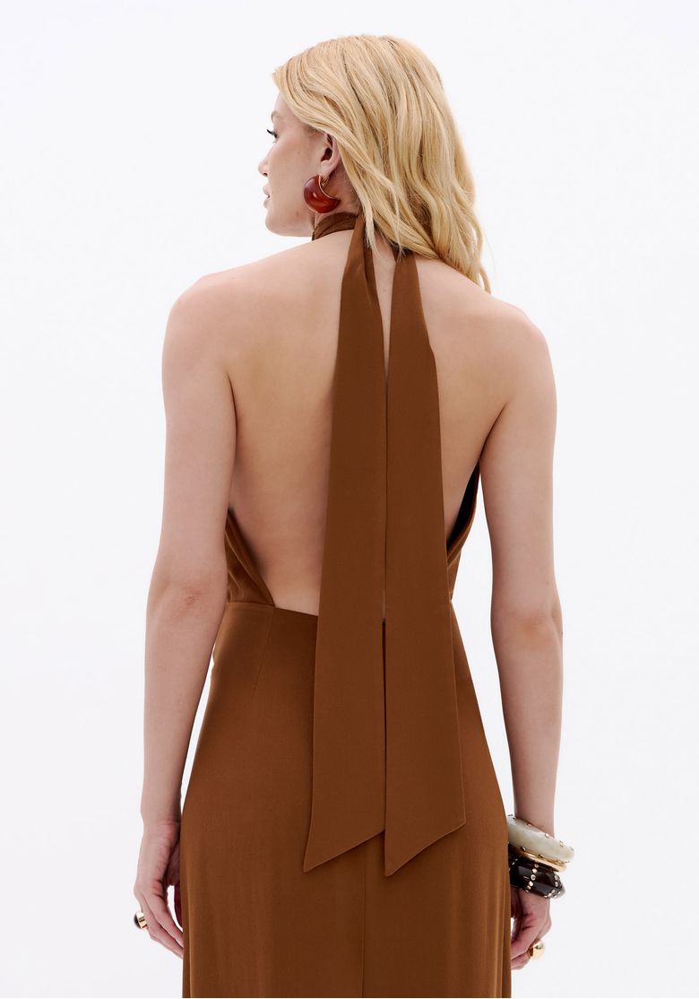 Vestido longo marrom com costas abertas, faixa para amarração e caimento reto, vista traseira completa.