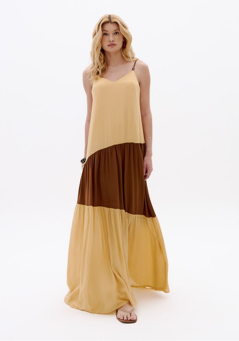 Vista frontal de vestido longo feminino em viscose bege e marrom com recorte assimétrico e barra fluida
