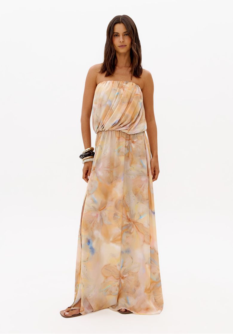 Vestido longo sem alça estampado amarelo feminino com modelagem fluida e fenda lateral em vista frontal completa