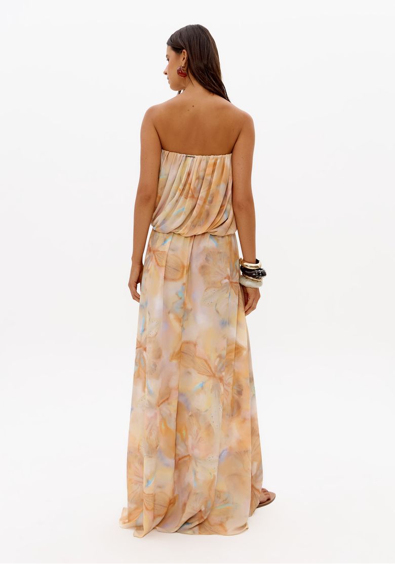 Vestido longo estampado amarelo feminino em vista traseira com modelagem solta e caimento fluido