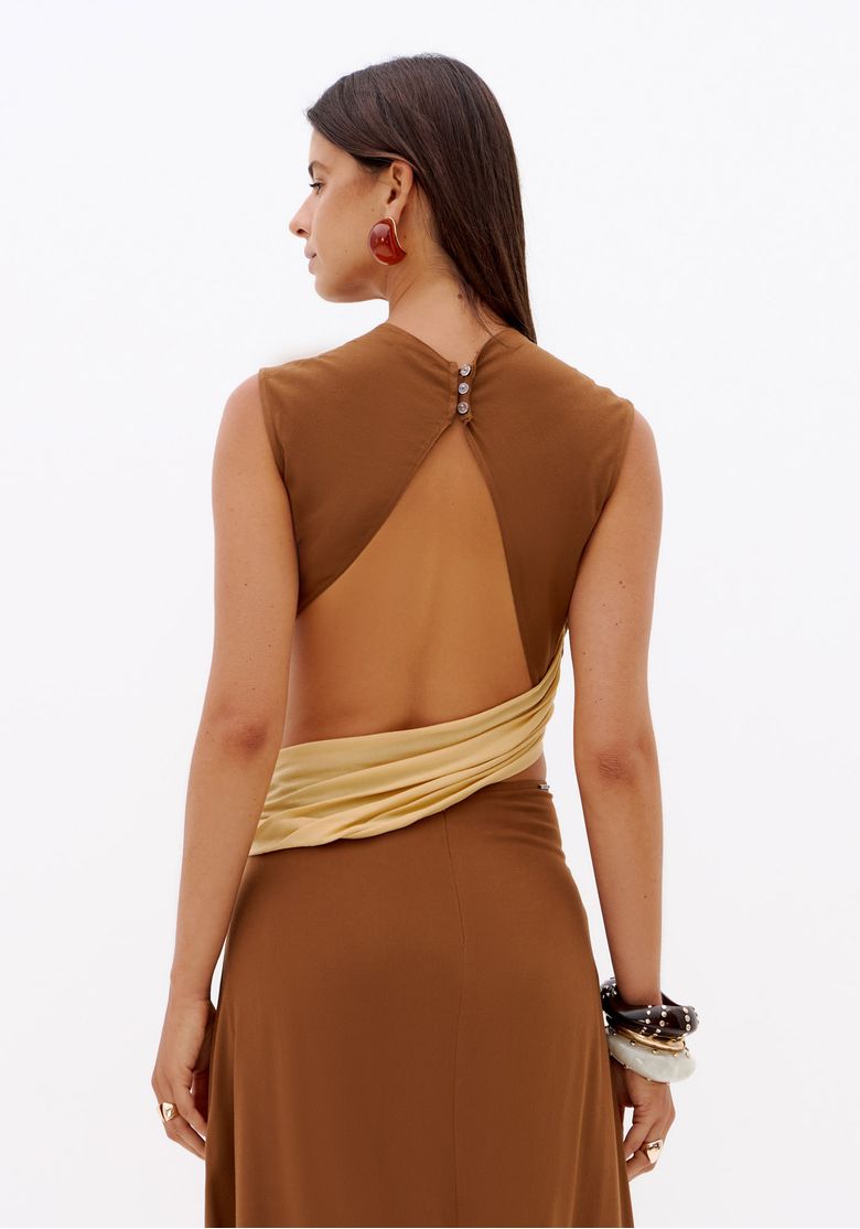 Close traseiro do vestido feminino com costas vazadas, gola alta e detalhe drapeado na cintura