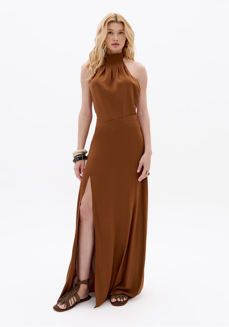 Vestido longo marrom frente única com fenda lateral profunda, look elegante para festa e noite.
