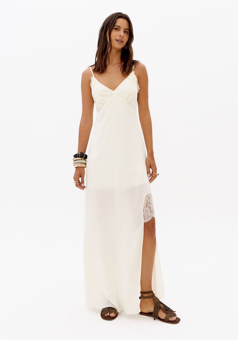 Vestido super midi off white com renda e fenda lateral em look feminino casual, combinado com sandália rasteira marrom