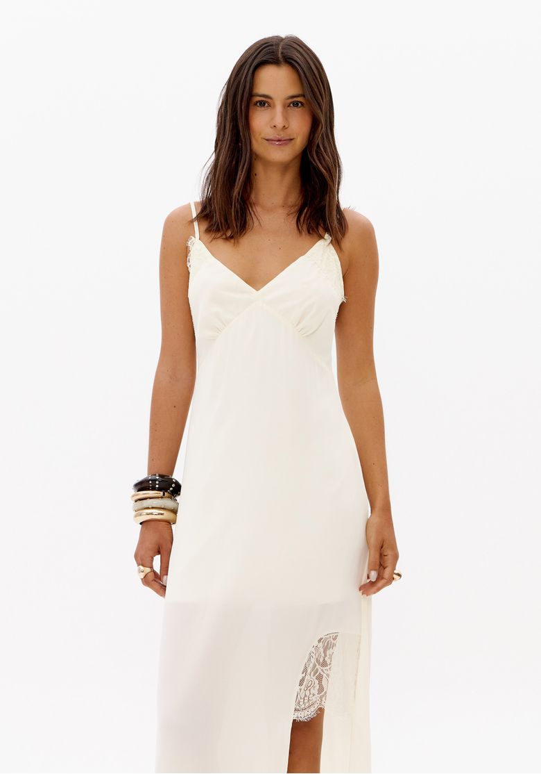 Vestido super midi off white feminino com decote V, alças finas e detalhe de renda lateral