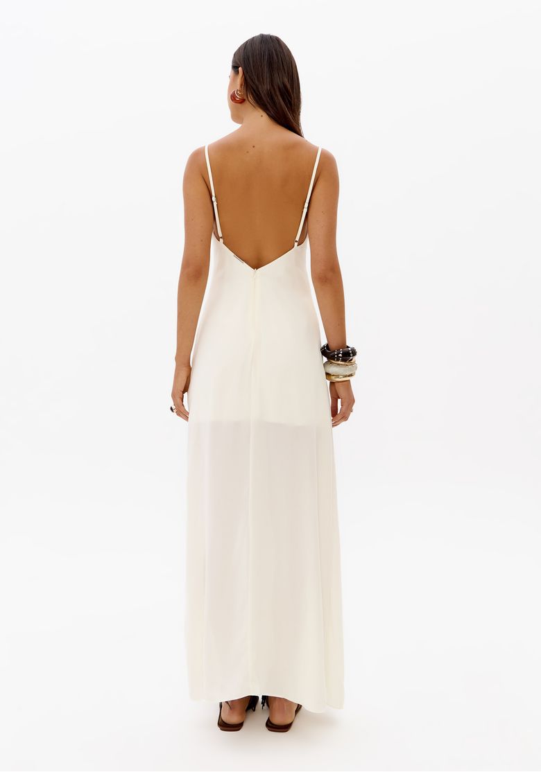 Costas do vestido super midi off white com alças finas reguláveis e decote posterior profundo