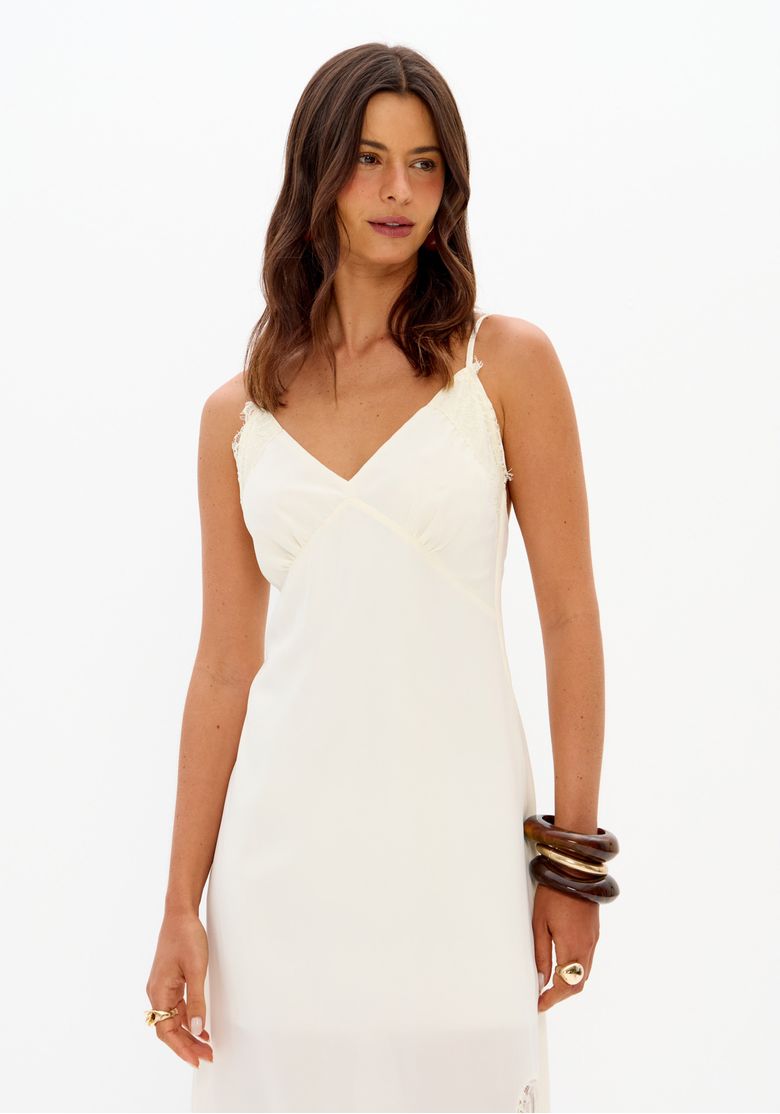 Vestido off white super midi com decote V, recorte abaixo do busto e modelagem fluida