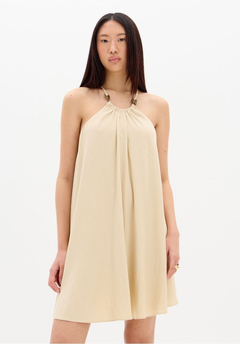 Vestido-curto-gode-bege-vista-frontal-em-estudio-mostrando-caimento-amplo-e-barra-acima-do-joelho---vestido-curto-bege