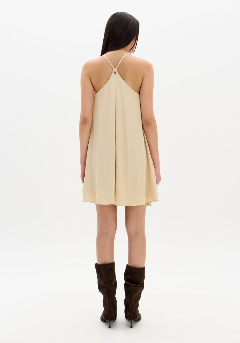 Vista-traseira-do-vestido-curto-gode-bege-mostrando-alcas-finas-que-se-unem-em-argola-superior-e-prega-central-nas-costas---costas-vestido-bege