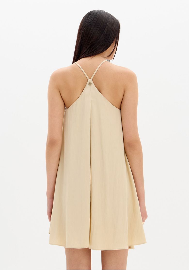 Detalhe-das-costas-do-vestido-bege-com-alcas-finas-cruzadas-no-alto-e-acabamento-clean-evidenciando-o-forro-interno---detalhe-costas-vestido