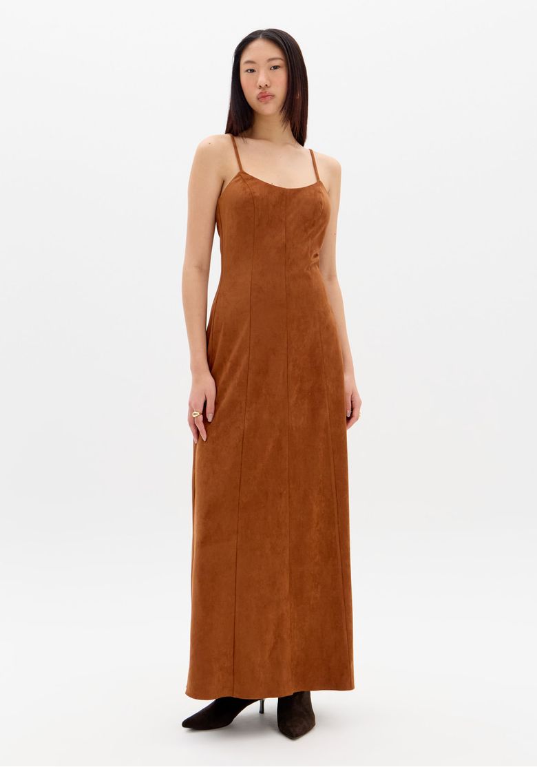 Vista-traseira-do-vestido-super-midi-marrom-em-estudio-branco-mostrando-fechamento-por-ziper-nas-costas-e-alcas-finas